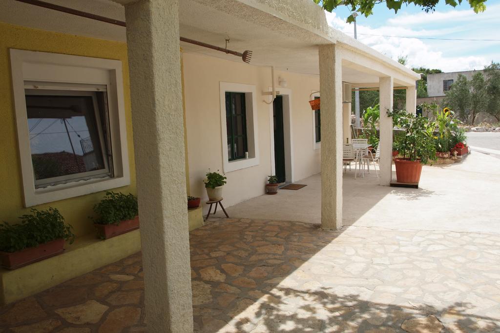 Apartments Viktorija Starigrad Paklenica Eksteriør billede