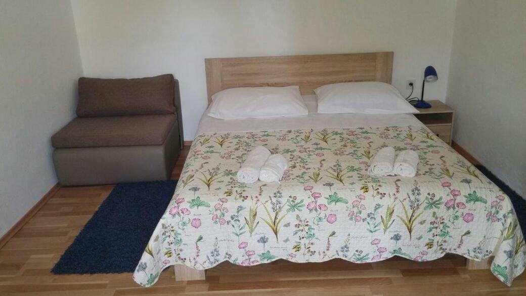 Apartments Viktorija Starigrad Paklenica Eksteriør billede